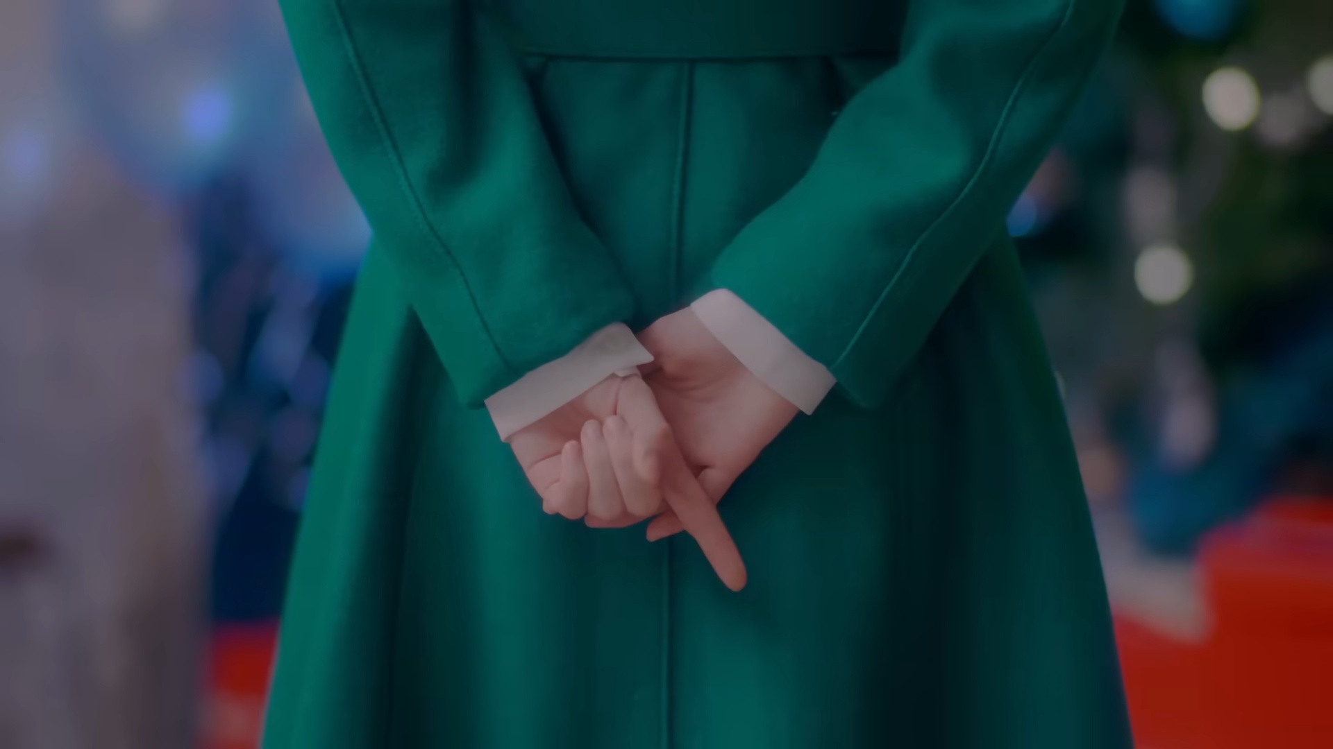 Heejin holding up one finger.